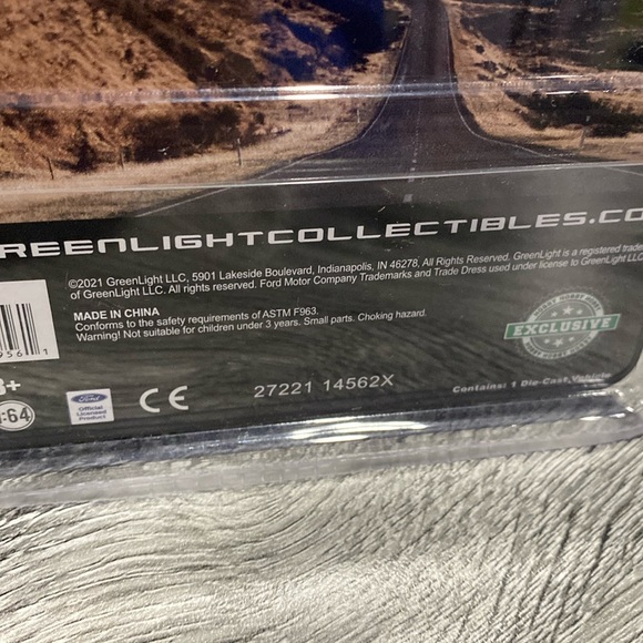 GreenLight | Sheriff Absaroka County: 1994 Ford Bronco XLT - 1:64 Die-Cast - Picture 11 of 11